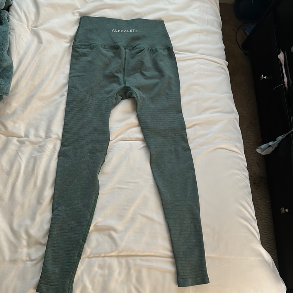 Alphalete leggings size medium. Worn only a few times just to try on :)